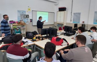 Biesterfeld Ibérica ofrece una jornada técnica en las charlas de expertos a los alumnos del IES La Foia
