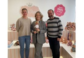 La prestigiosa científica Pilar Mateo visita MUÑECAS PAOLA REINA