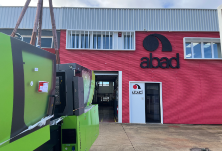 ABAD incorpora una nueva máquina ENGEL para reforzar su capacidad productiva