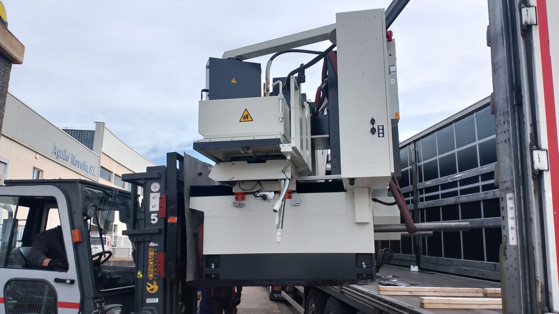 DITECAM impulsa su capacidad productiva con la incorporación de una rectificadora CNC de alta precisión