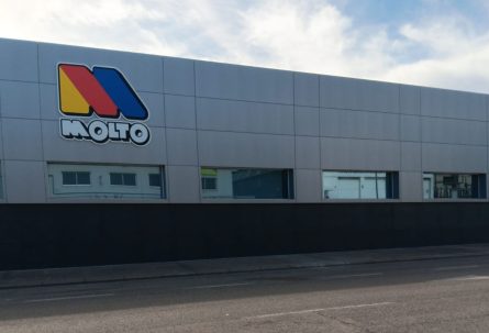MOLTÓ renueva la imagen de su fachada para conmemorar más de siete décadas de trayectoria
