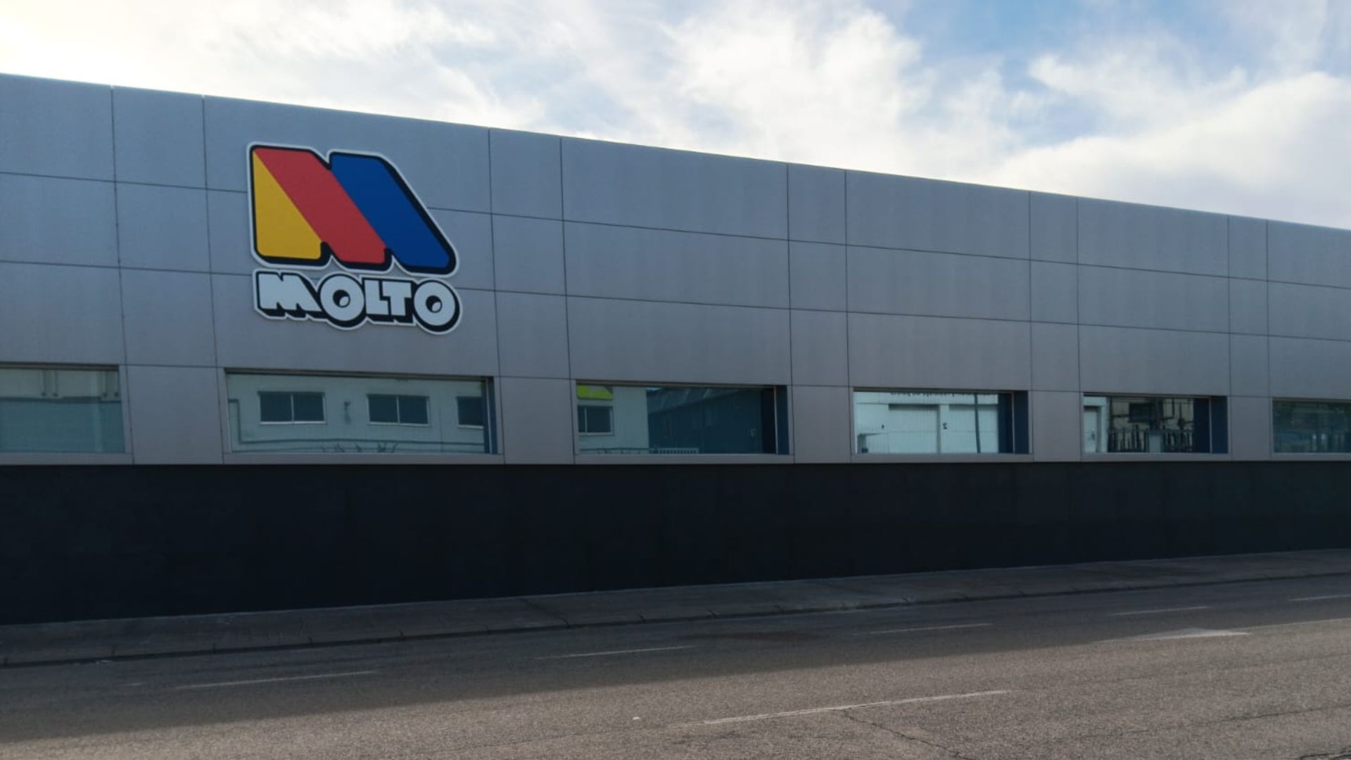 MOLTÓ renueva la imagen de su fachada para conmemorar más de siete décadas de trayectoria